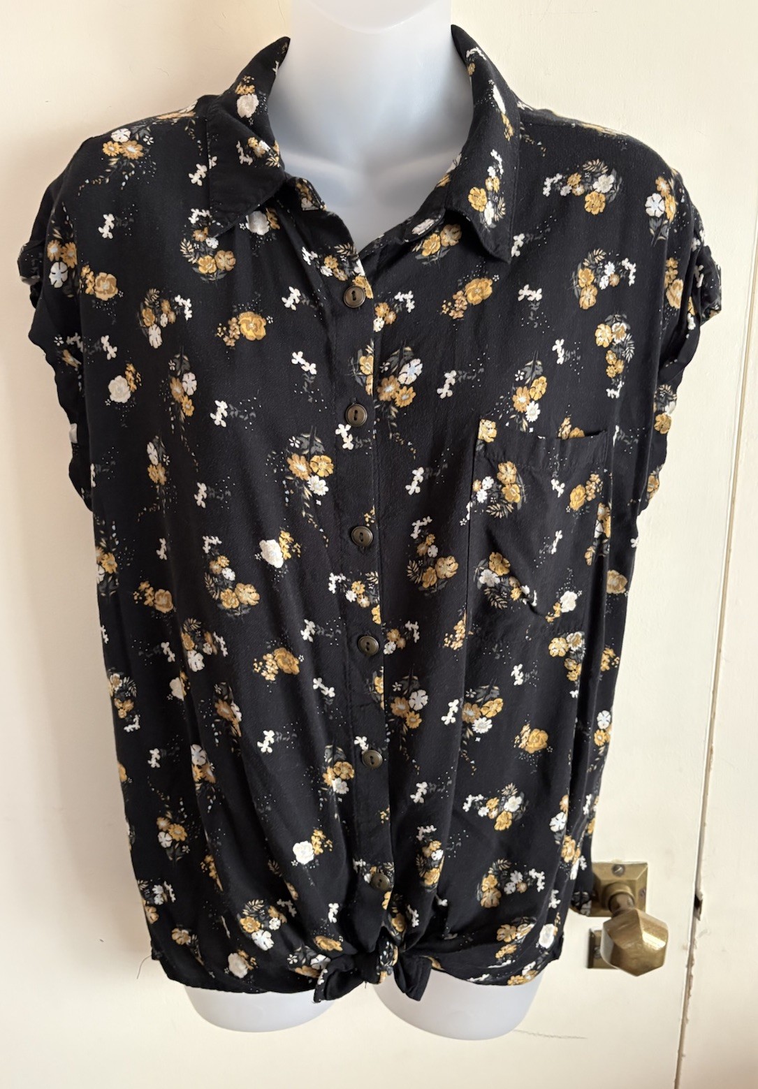 No Boundaries Sz Lg (11-13) Black Floral Sleeveless button Up Tie Front Shirt