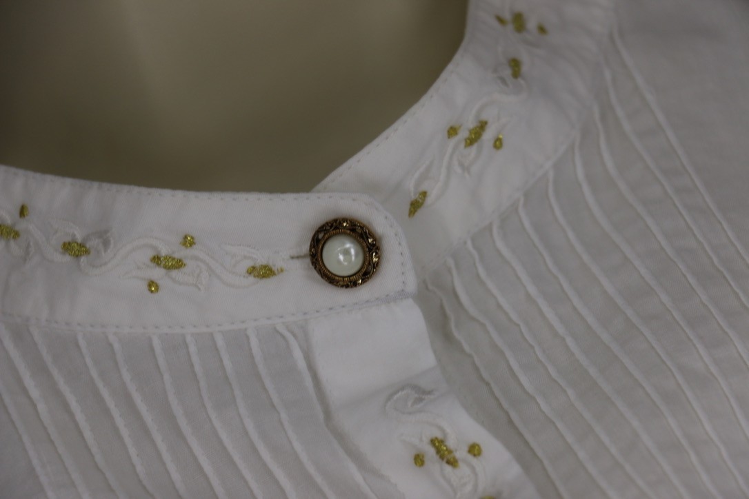 VINTAGE Womens Size 18 Button Up Long Sleeve Pleated Shirt White Embroidered