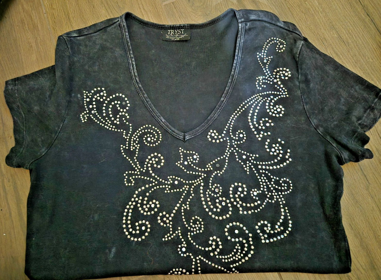 Black Tryst T-Shirt Womens XL Intricate Rhinestones New Never Worn Beautiful