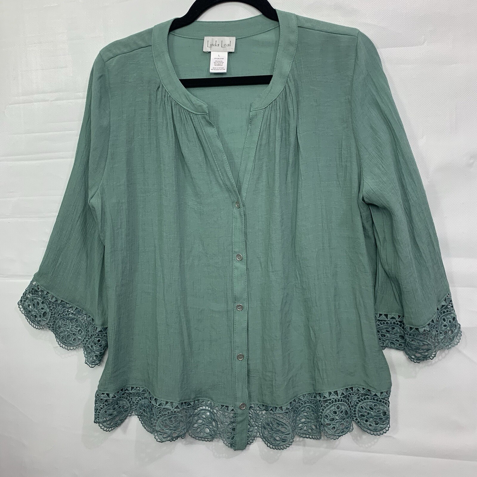 Linda Leal Womans Green Lace Trim Button Up V-Neck 3/4 Sleeve Top Size LARGE