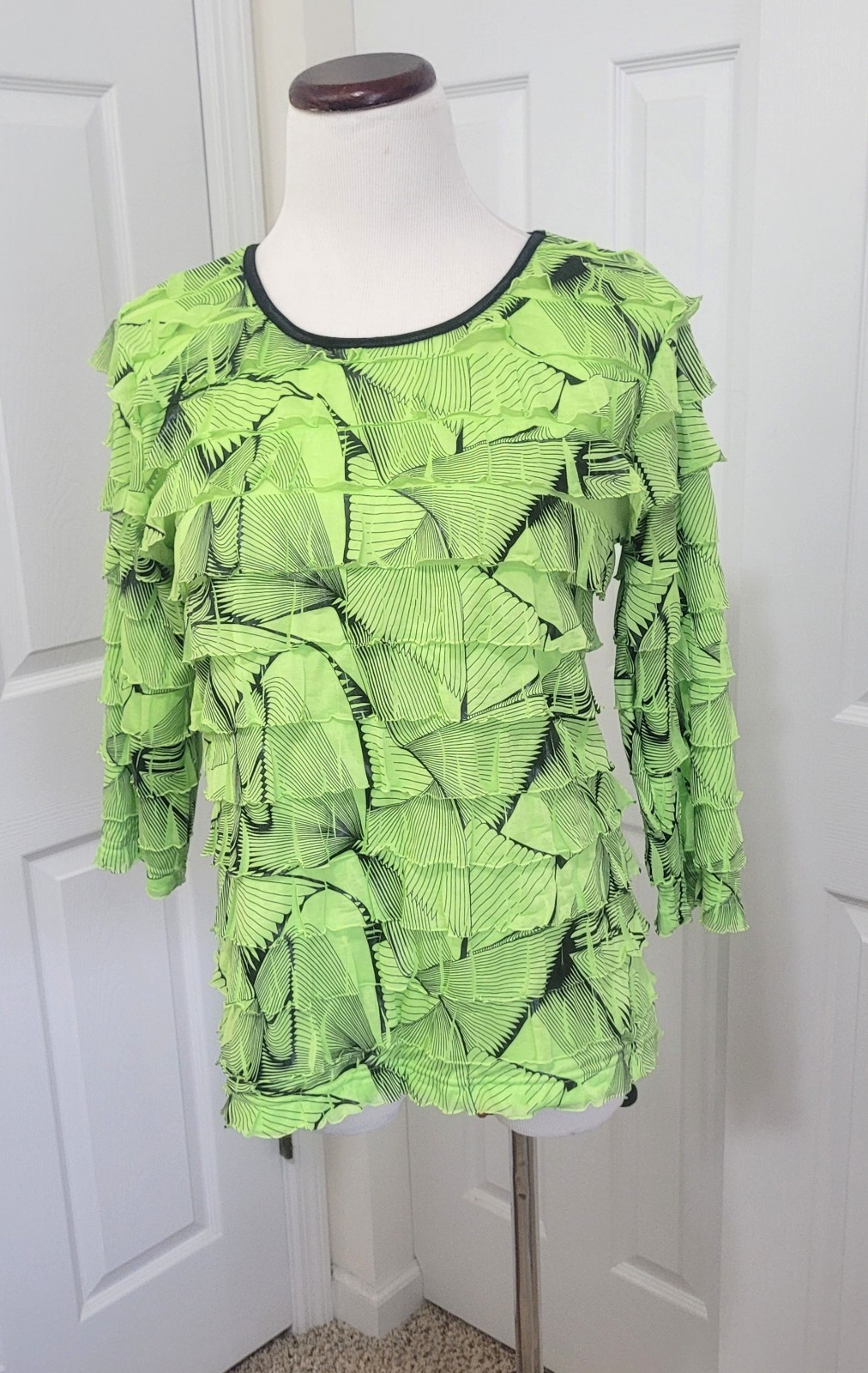 Erin London Size M Tiered Pullover Lime Green & Black Top