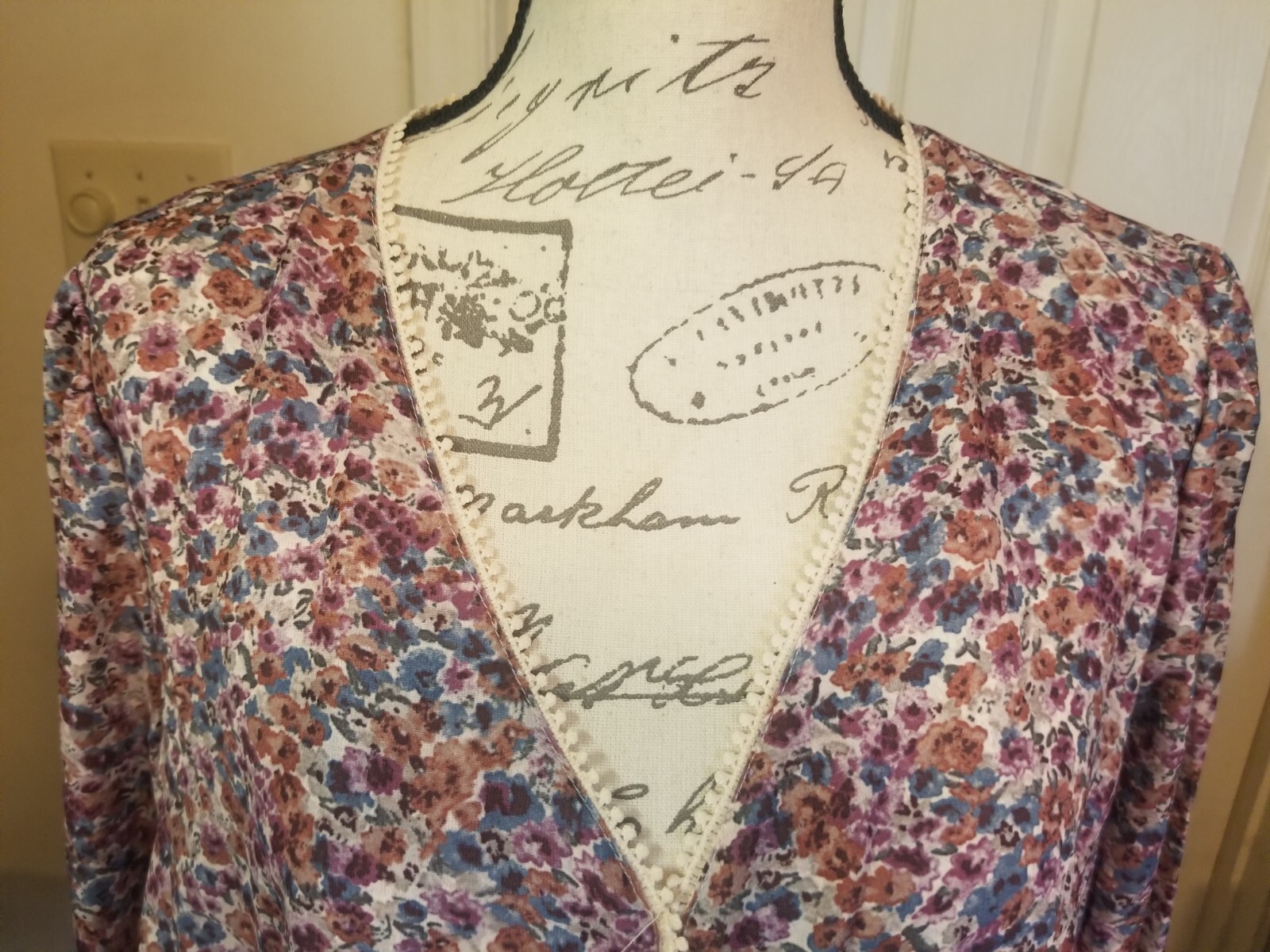 Davi & Dani Blouse Large Multi Purple Floral LSlvs Elastic Ruffle Cuff Lace Trim
