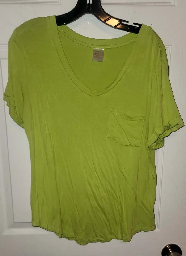 NO BOUNDARIES LIME GREEN FRONT POCKET V-NECK RELAXED FIT T-SHIRT SIZE XL (15-17)