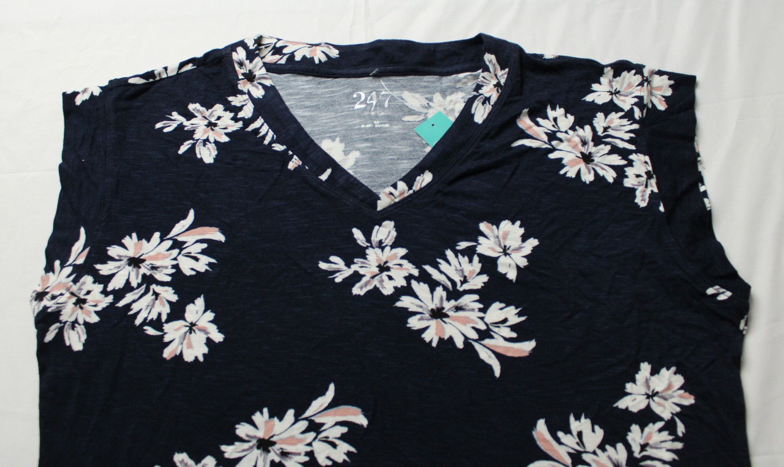 Maurices Women’s 24/7 Magnolia Floral Print V-Neck T-Shirt AC2 Navy Medium NWT