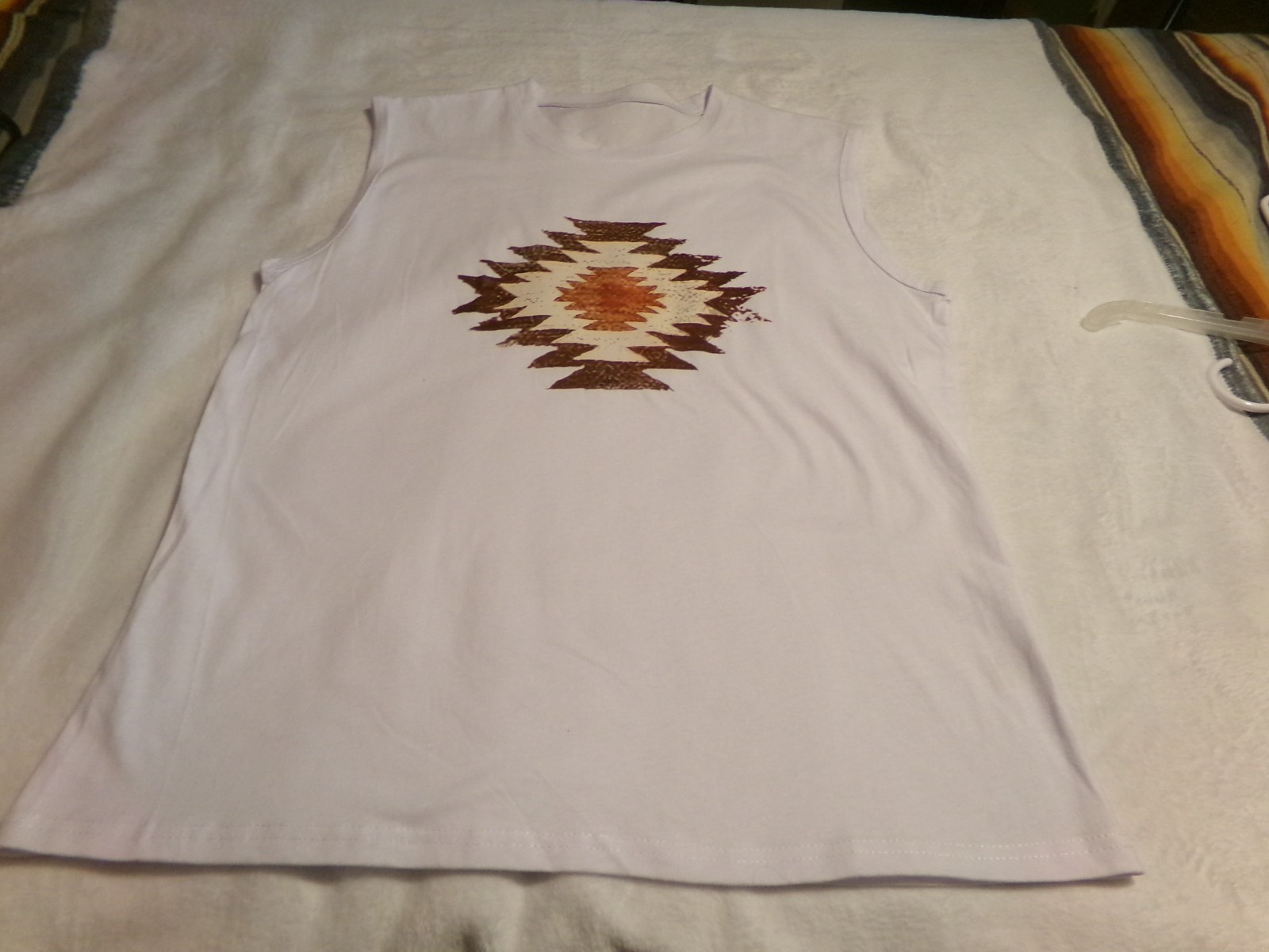 NATIVE AMERICAN MOTIF WOMEN SLEEVELESS SHIRT, XL, WHITE W/MULTICOLOR, NEW, NICE