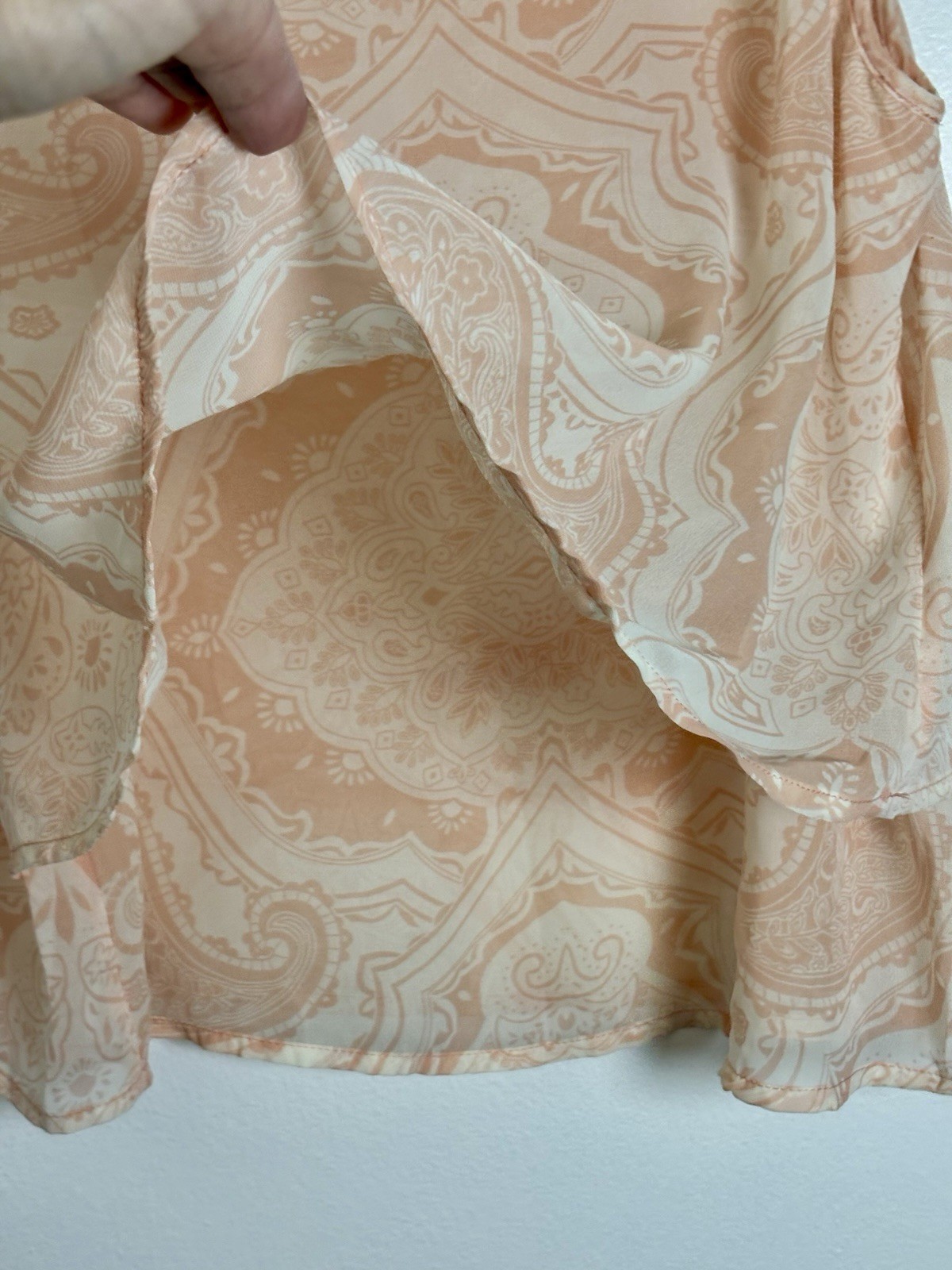 Women’s Silky Tank Top Size Small White & Peach Hi Low Hem Sleeveless