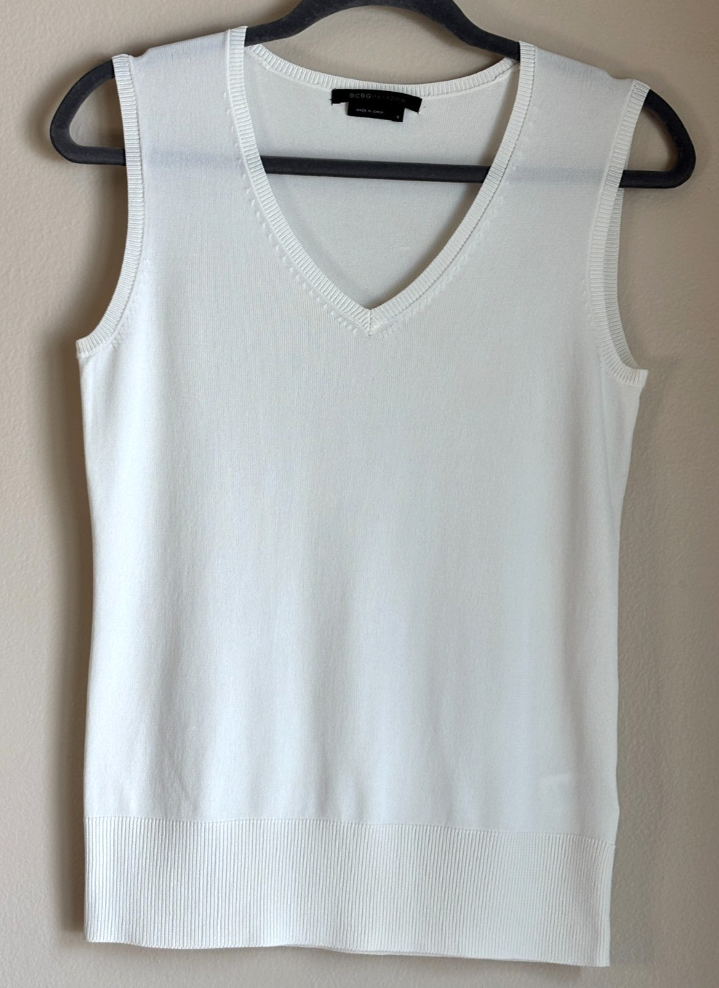 BCBGMAXAZRIA White Sleeveless V-Neck Blouse Women’s Medium Rayon & Nylon Top