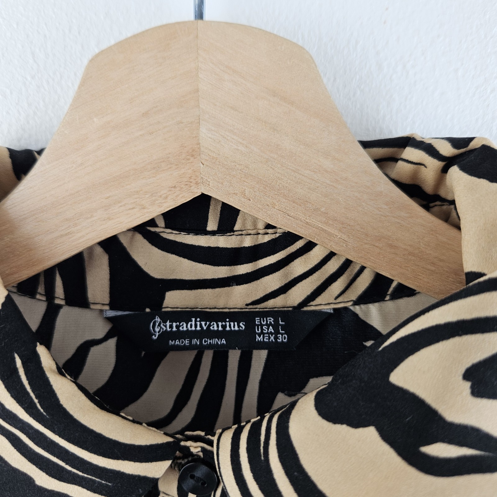 Stradivarius Beolige And Black shirt abstract liquid print Size Large