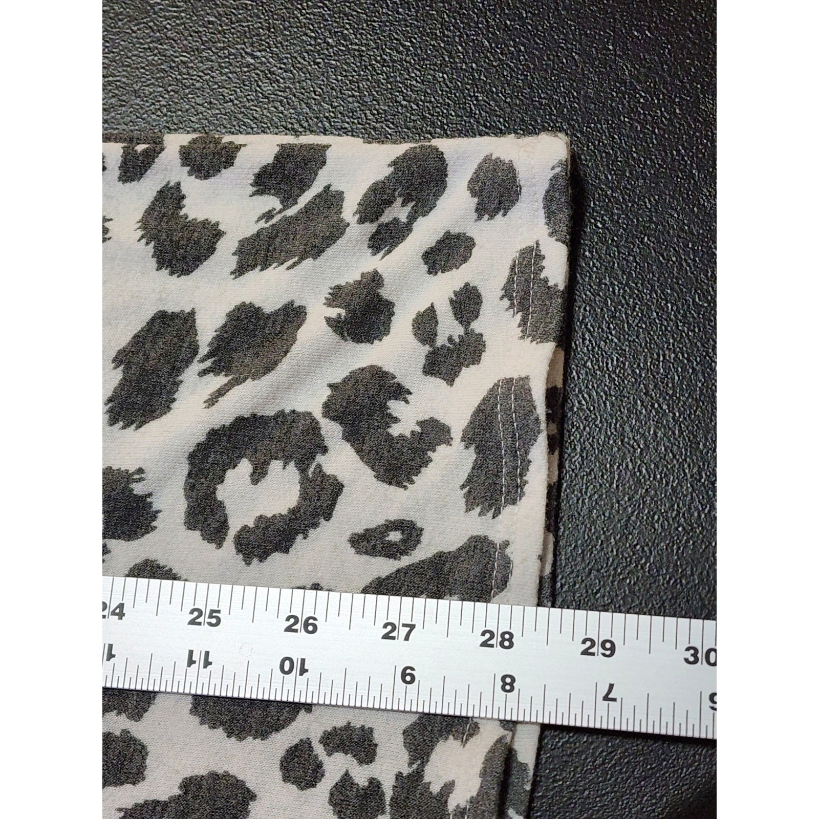 Unbranded Leopard Print Tee Rainbow Stripe Sleeve Size XL Grey White Rainbow
