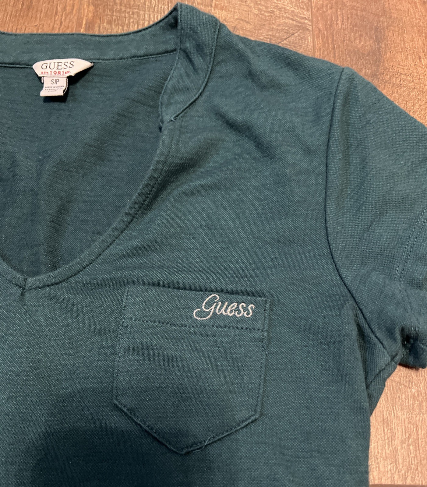 Guess Women’s Fitted T Shirt Y2K Sz Small Pocket V Neck Logo Embroidered Green