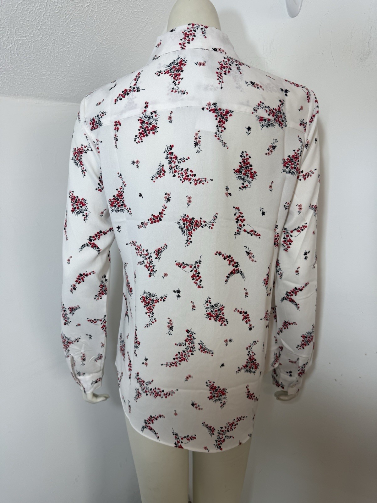 Ann Taylor Womens Medium New Blouse White Red Black Flowers V neck Button Front