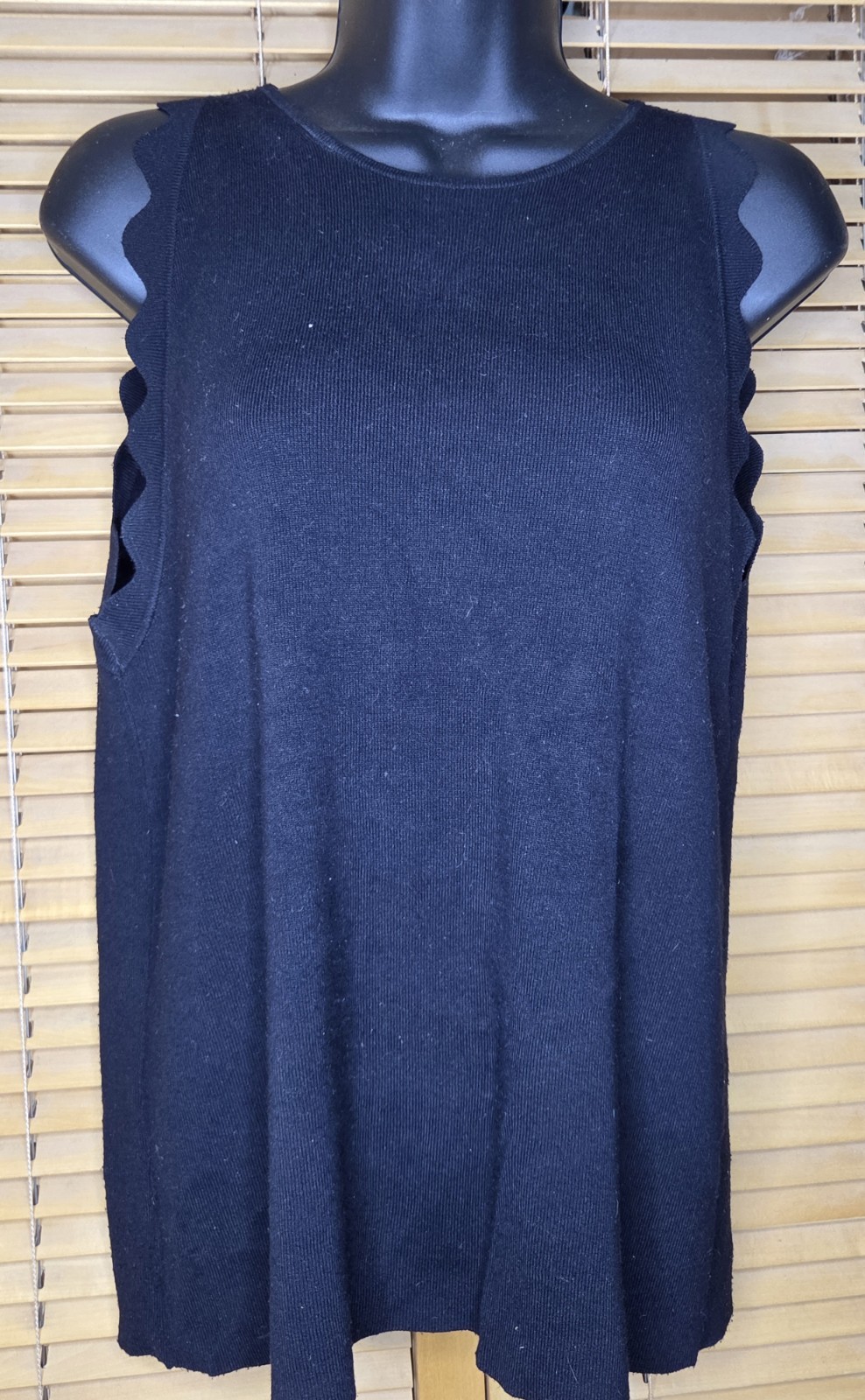 Ann Taylor Knit Tank Top Scalloped Arm Black Size M