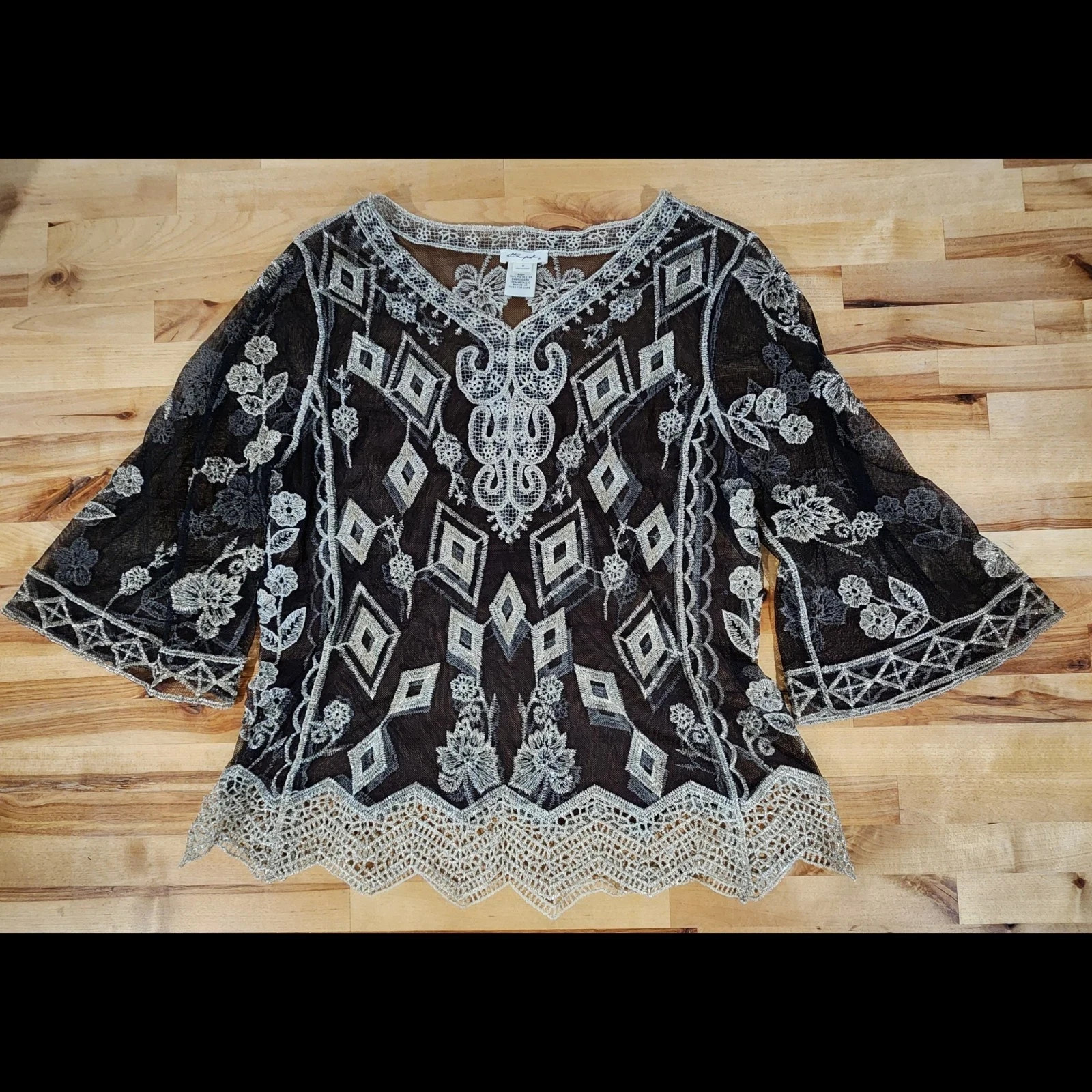 Ultra Pink Sheer Top Sz Medium Black Gold Metallic Embroidery Bell Sleeve