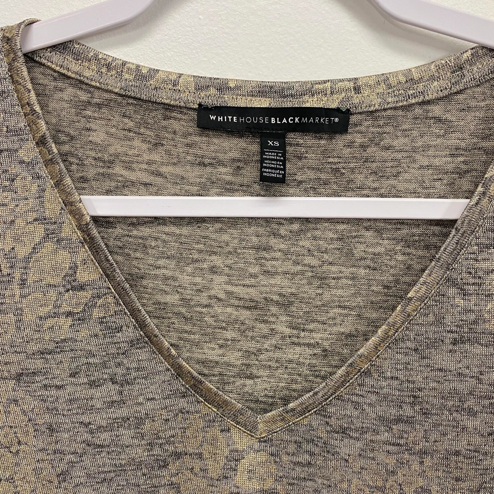 White House Black Market Metallic Print Tee Animal V-Neck Grey Gold Top size XS
