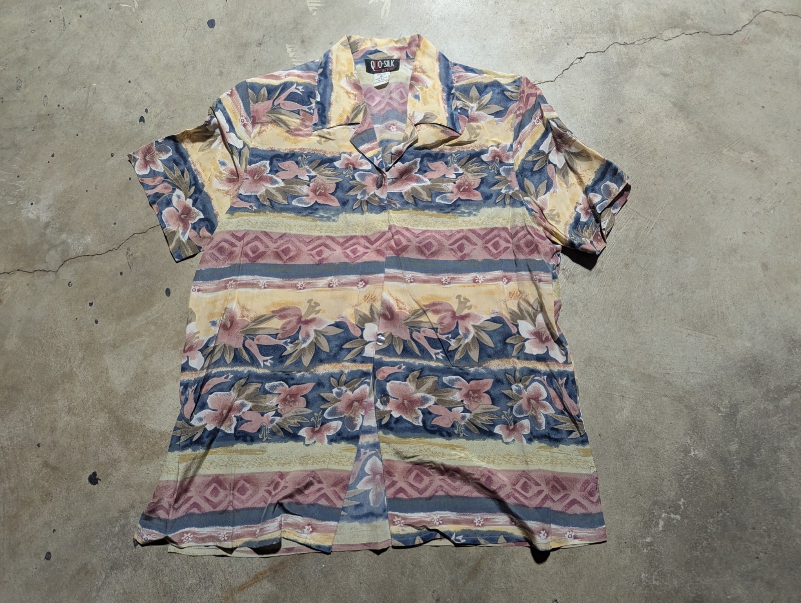 Vintage Women’s 100% Silk Floral Short Sleeve Blouse Petite Short