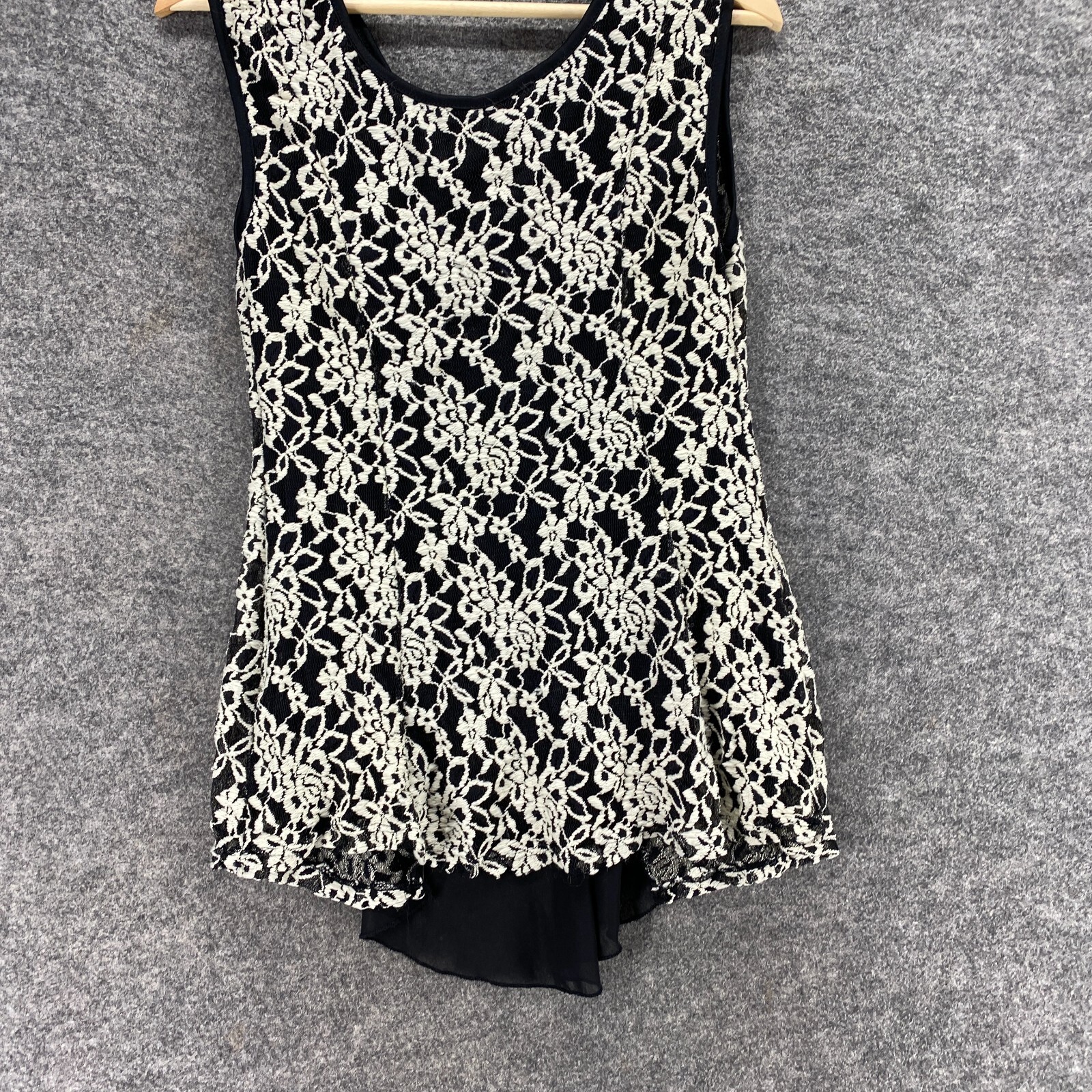 Julie’s Closet Blouse Women L Black Floral Embroidered Sleeveless Casual Top