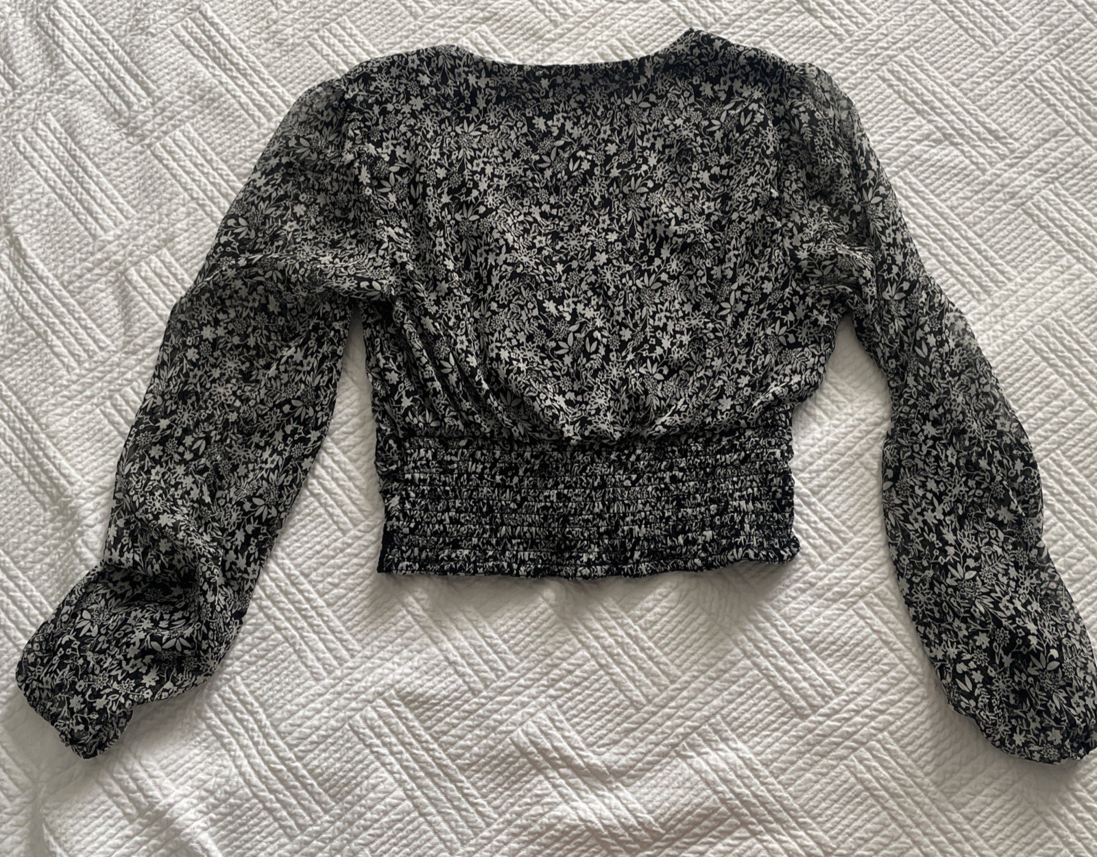 Hint Of Blush Women’s Top Size L Cropped V-Neck Lace Black White Lined Smocked