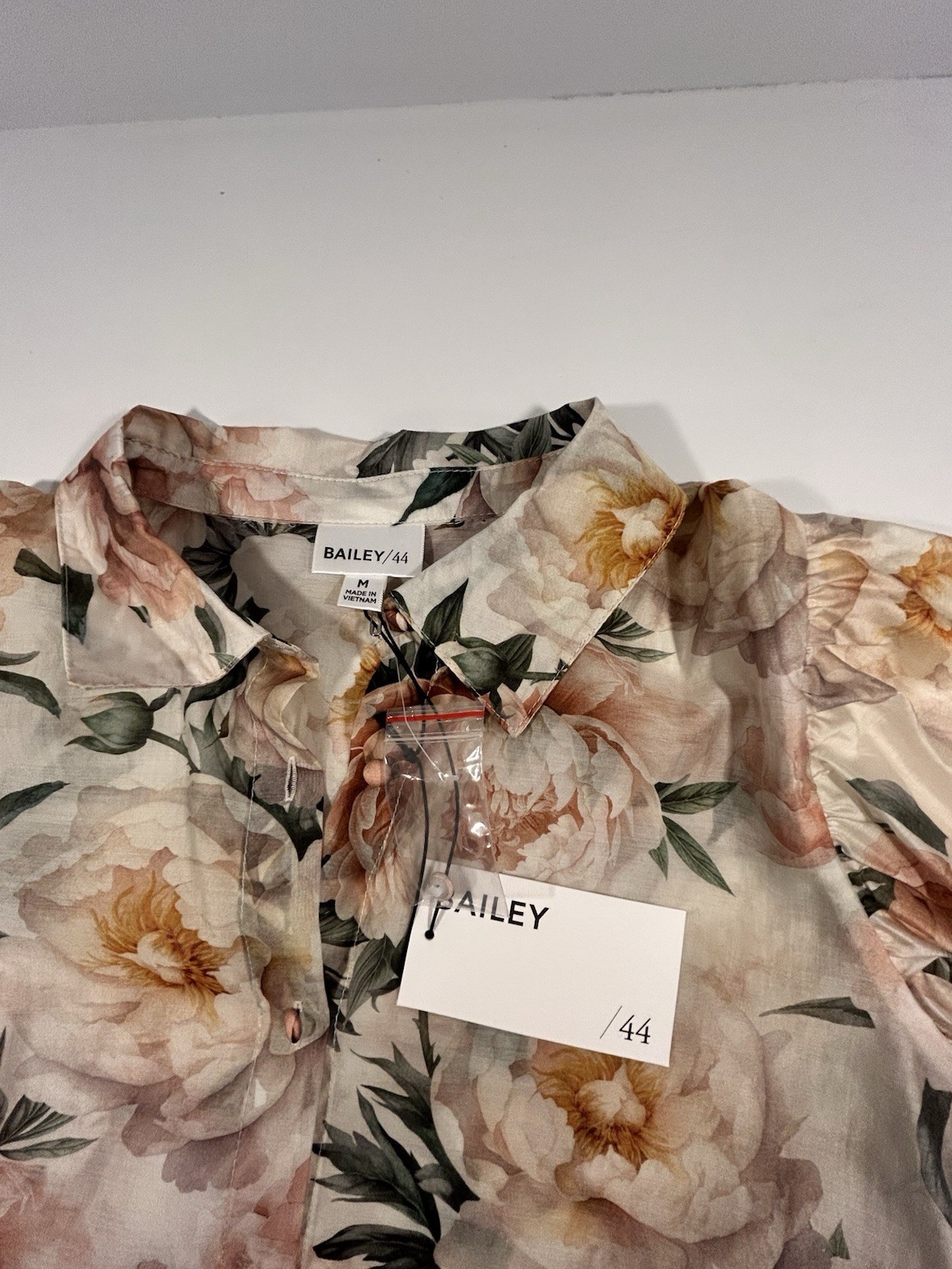 NWT Bailey 44 Womens Medium Floral Puff Sleeve Button Front Blouse Peony Print
