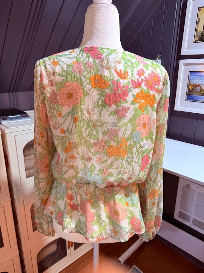 Women’s preppy floral blouse perfect for any occasion by Vince Camuto – Size S