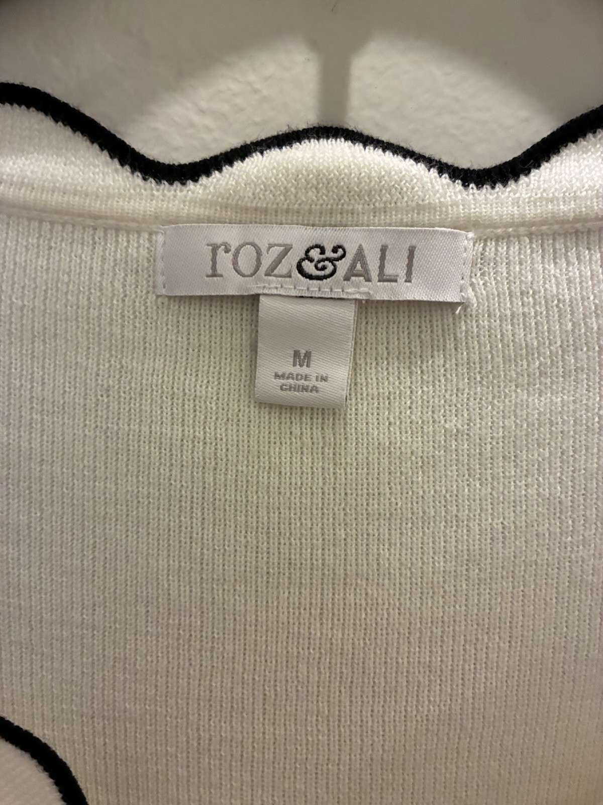 Roz & Ali Women’s White/Black Solid V-Neck 3/4 Sleeve Pullover Knit Top M