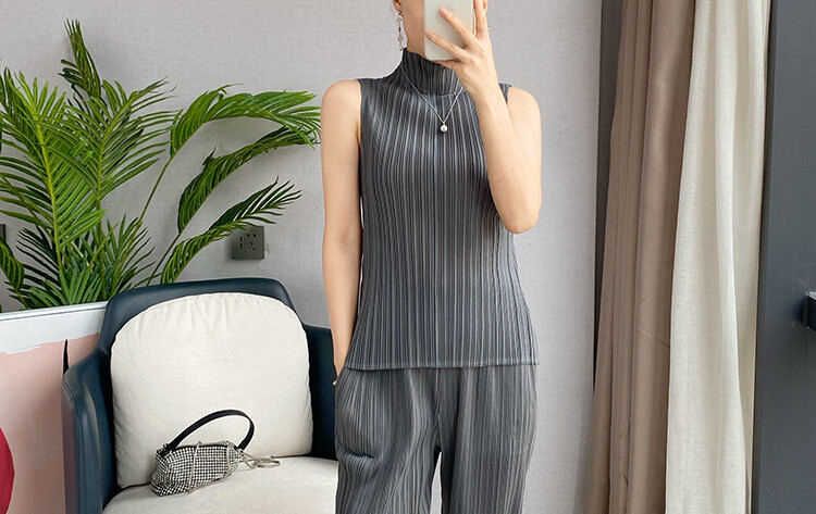 24SS Fashion Pleated High Necked Sleeveless Shirt with Solid Color Bottom Vest