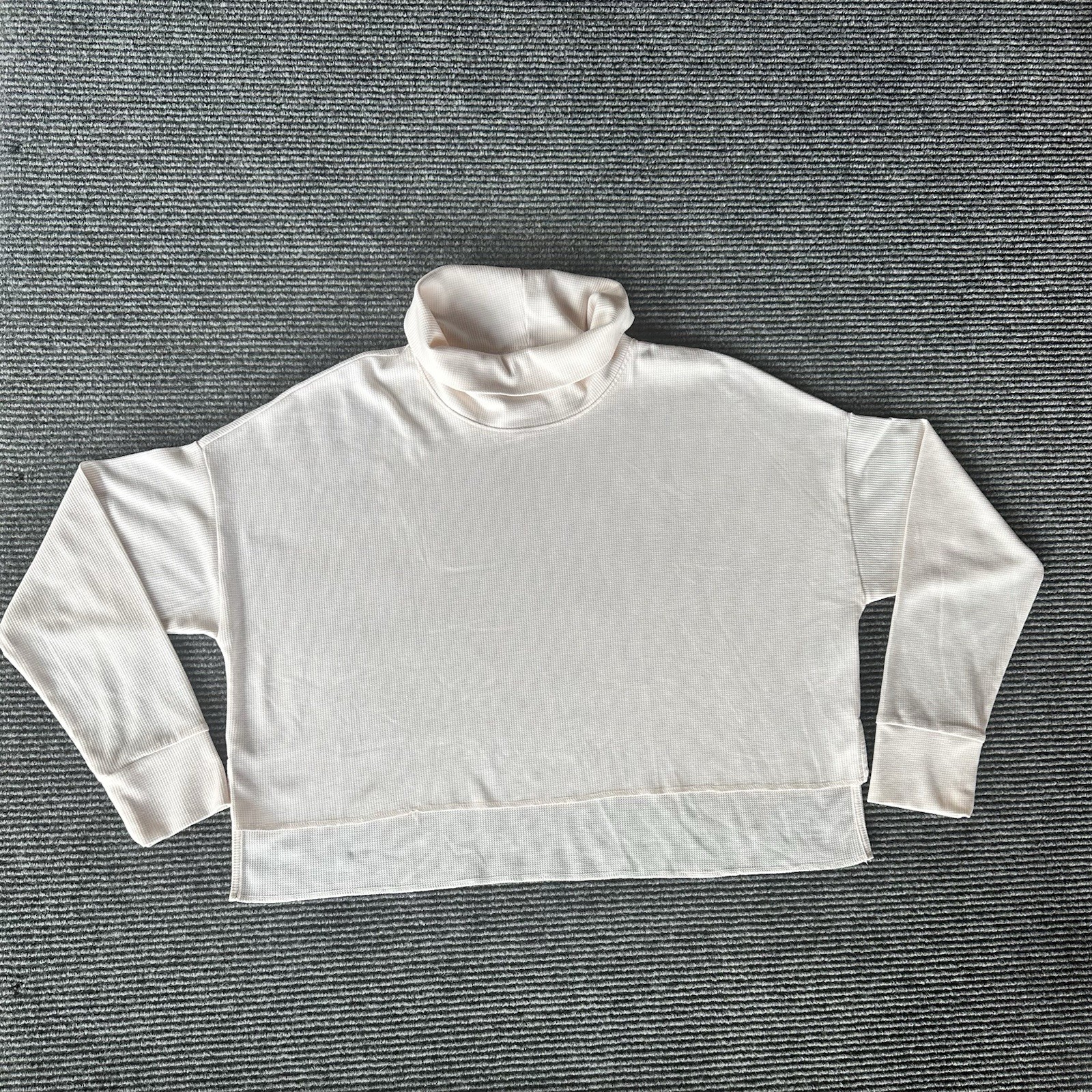 American Eagle Women’s Medium Soft Ribbed Turtleneck Sweatshirt Cream Long
