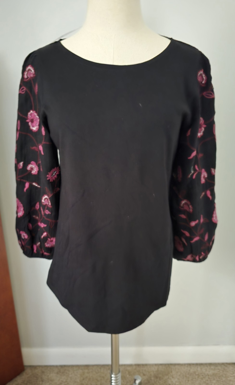 NWT CHICO’S KNIT TOP WITH WOVEN EMBROIDED3/4 SLEEVES BLACK/ MULTI Sz 1 US M