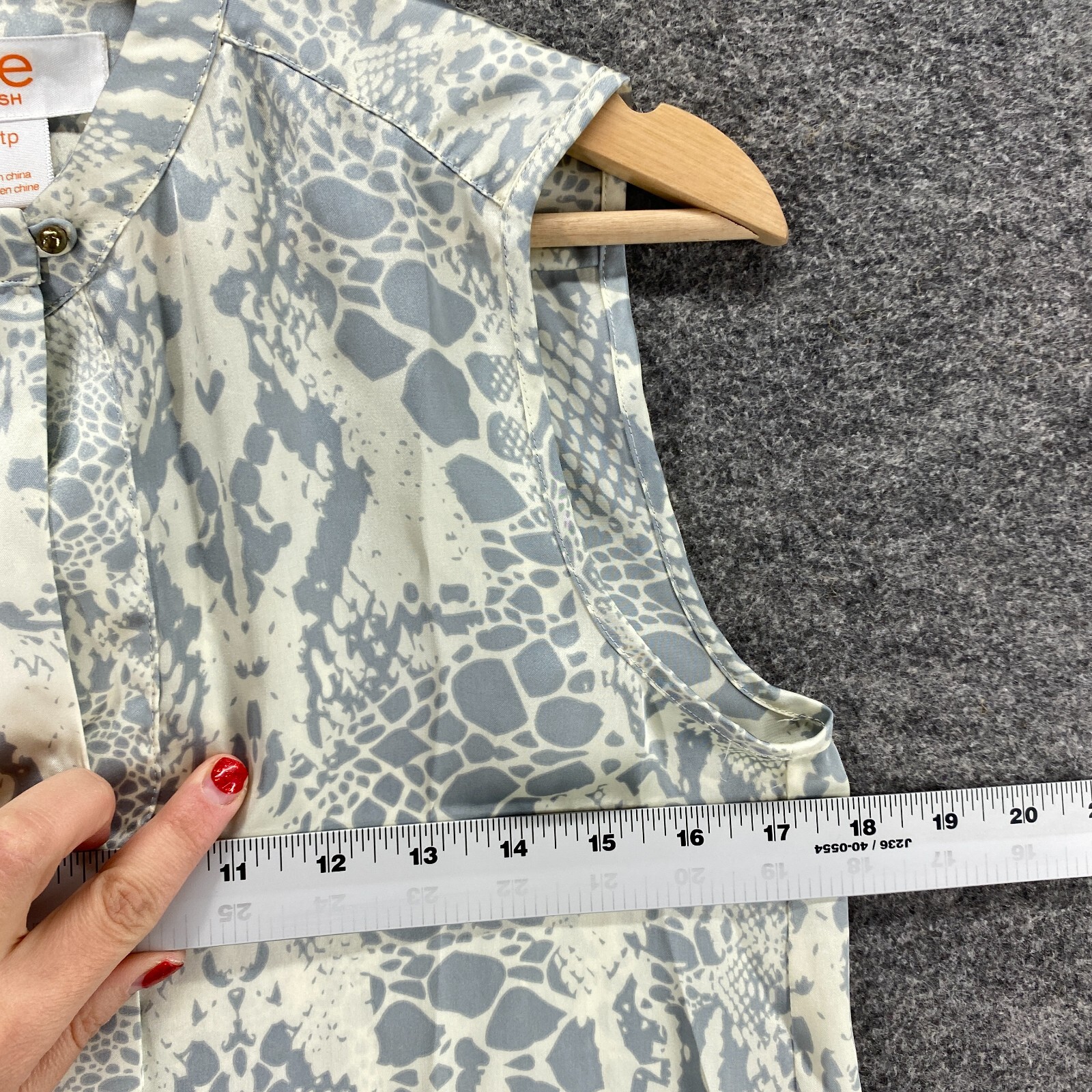 Joe Fresh Blouse Women XS White Animal Print Crew Neck Sleeveless Button Up