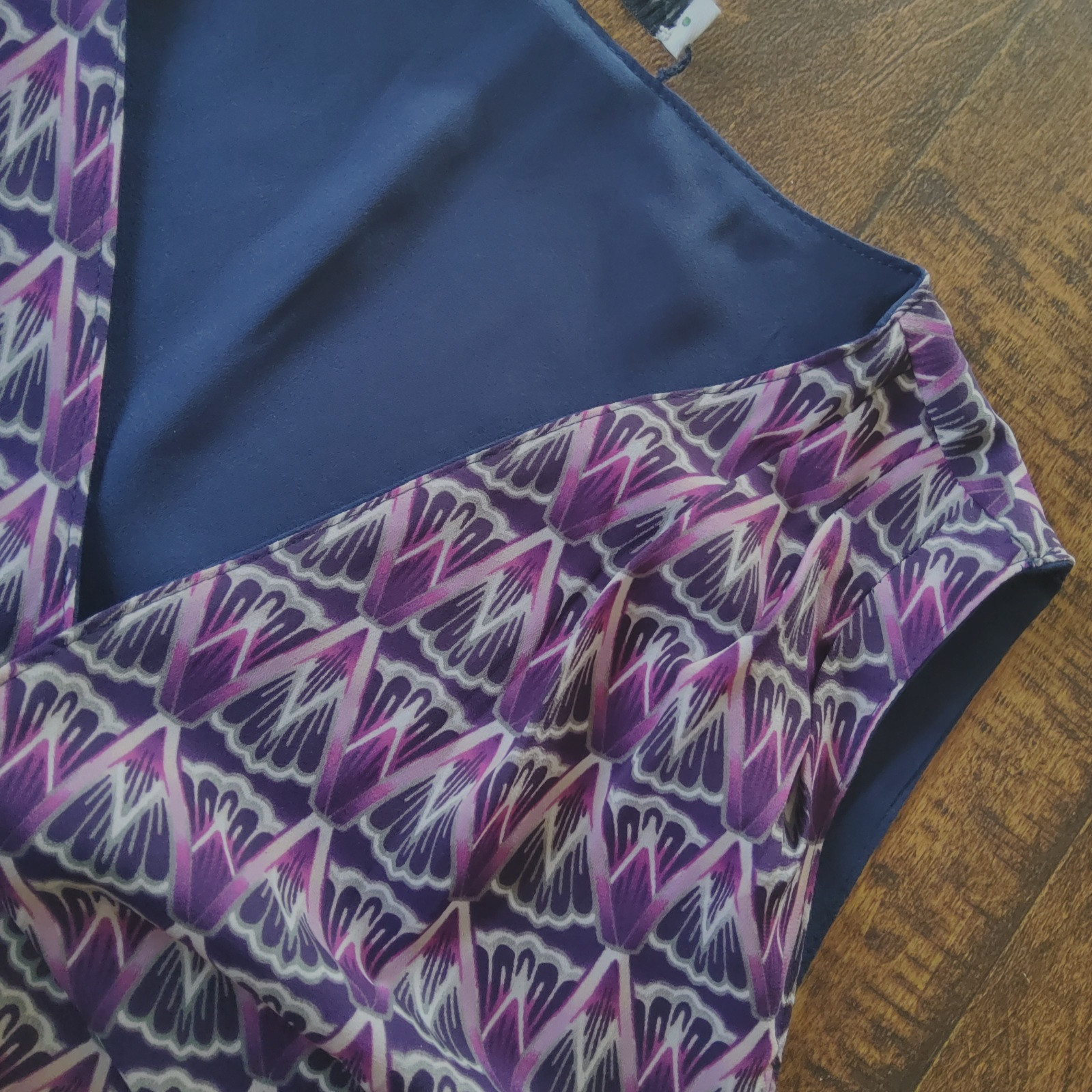 WHITE HOUSE BLACK MARKET CHEVRON REVERSIBLE TANK/TOP-LARGE-PURPLE/DARK BLUE-*NEW
