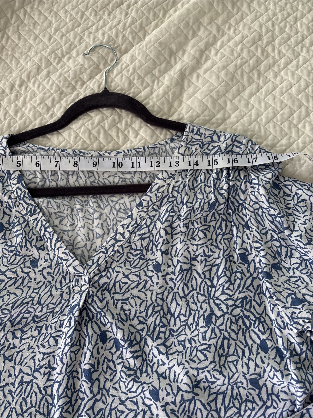 Abound Women’s Blue And White Floral Blouse, Size XL V-Neck (E15)