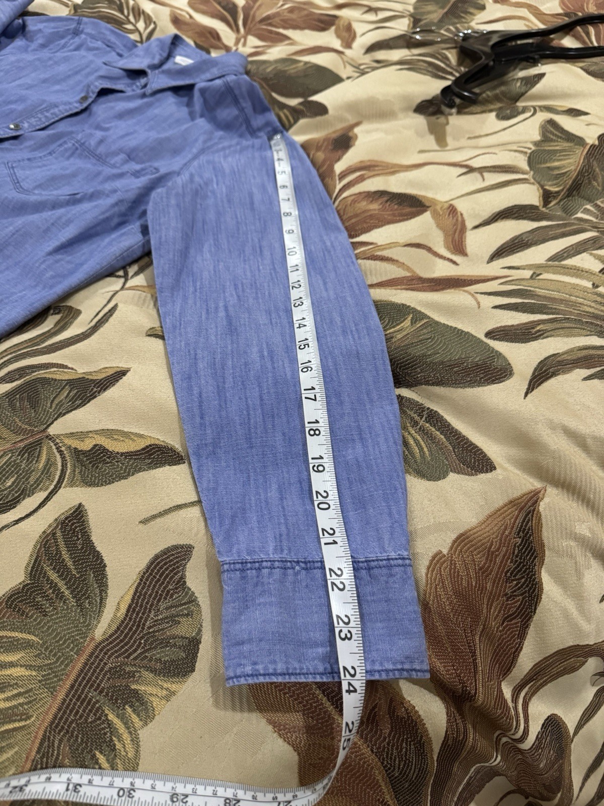 Old Navy Women’s Classic Chambray Denim Shirt Blue Button Up Cotton Size L