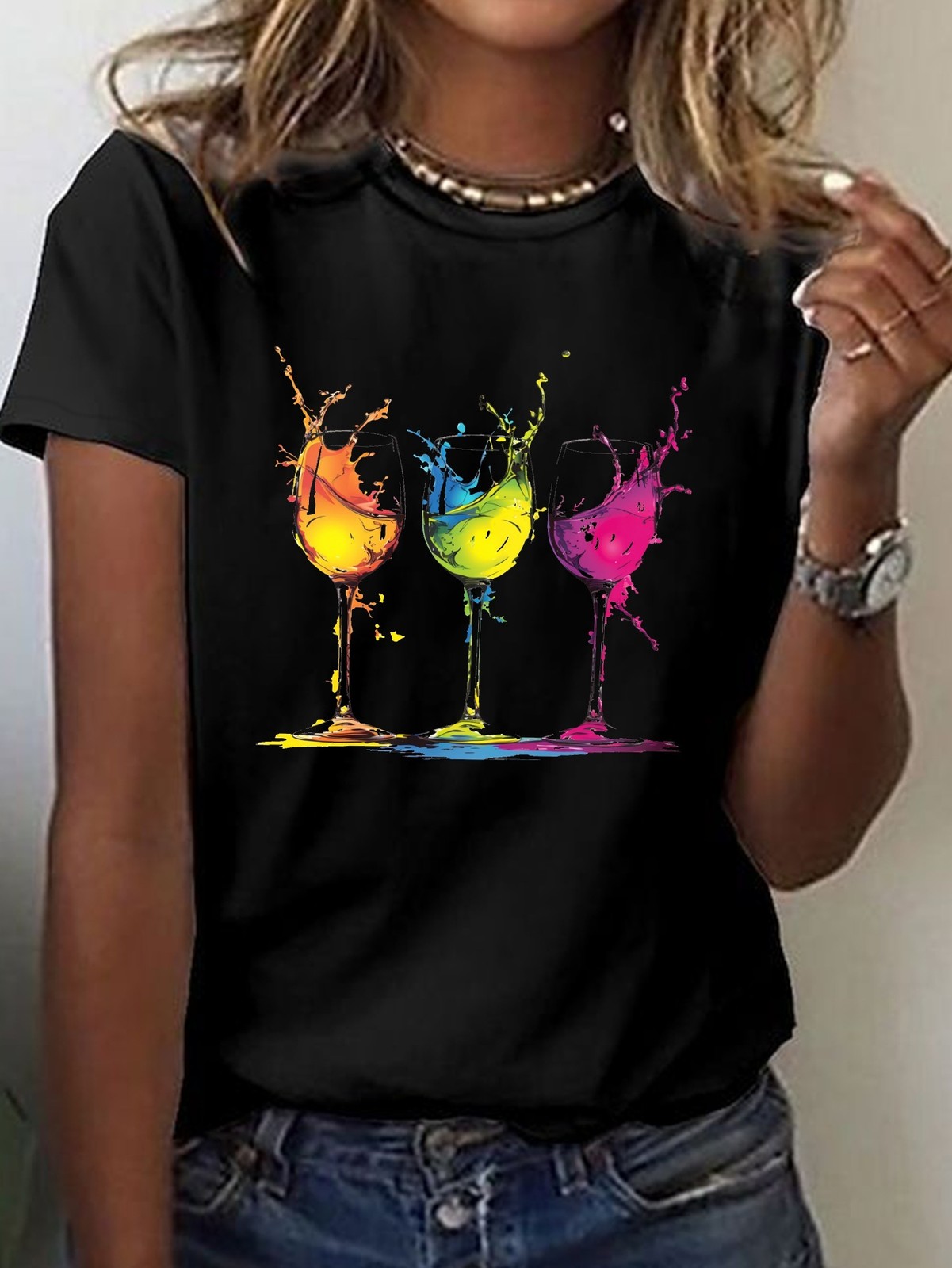Casual Short-Sleeve Crew Neck T-Shirt Featuring Print of Wine Glasses