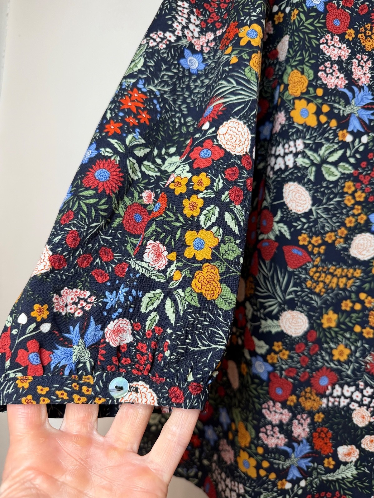 Skies Are Blue Anthroplogie Floral Print Blouse with Neck Cutouts Size Large