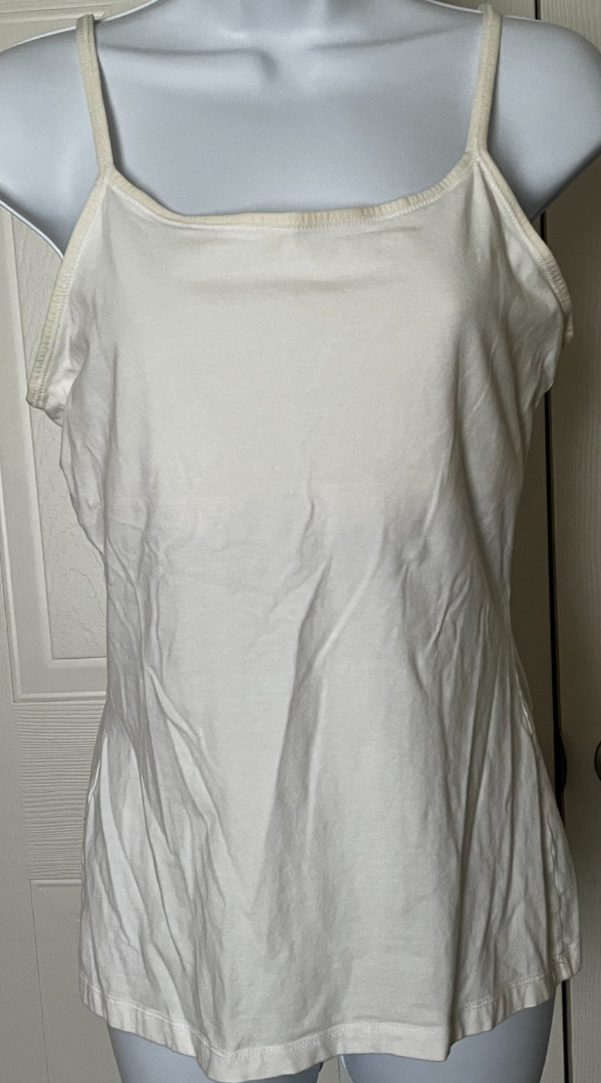 🌞 WOMEN’S M WHITE CAMISOLE TANK • ADJUSTABLE STRAPS • BUILT‑IN SHELF BRA