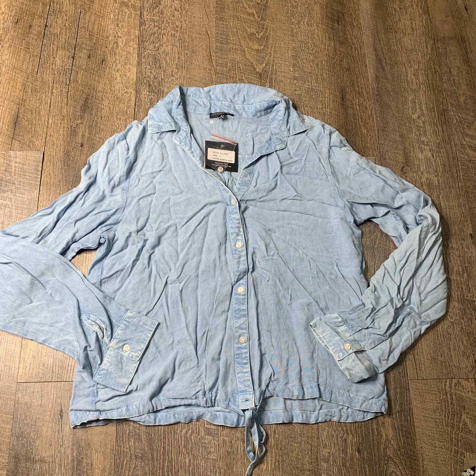 Style Envy Shirt Womens Size Large Blue Chambray Bleach Wash Button Front*