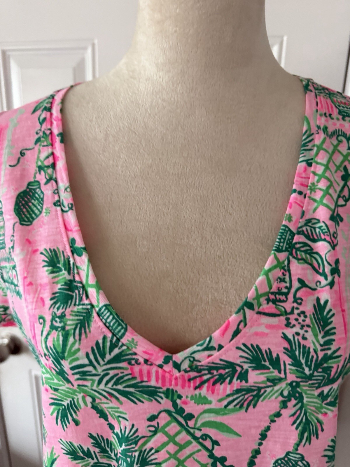 Lilly Pulitzer Etta V-Neck T-Shirt Womens M Pink Green Tropical Palm Slub Cotton