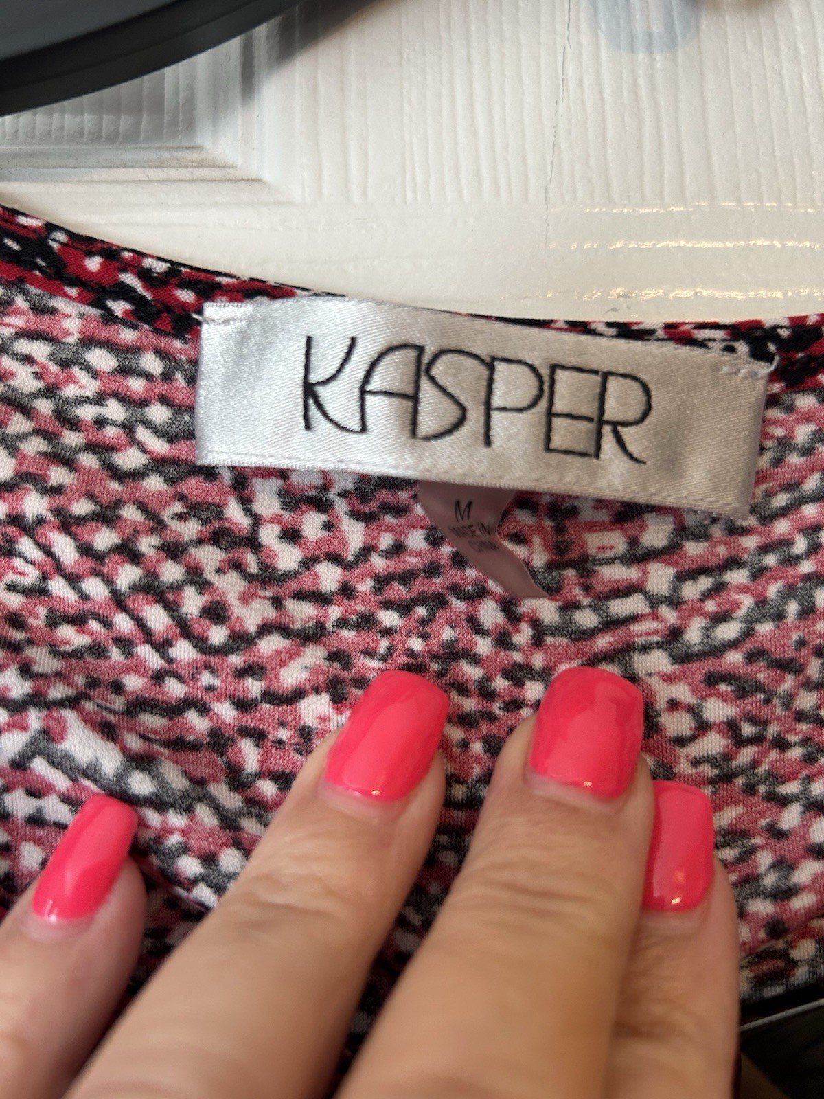 Kasper Red/Black/White Geometric Scoop Neck Sleeveless Pleated Blouse M