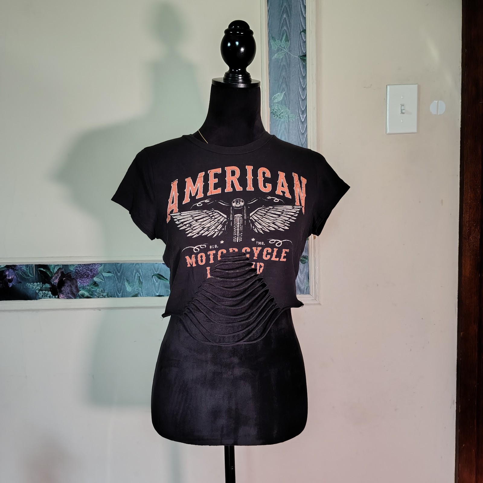 Cropped Biker Chic Shredded Graphic Tee Size M/T495