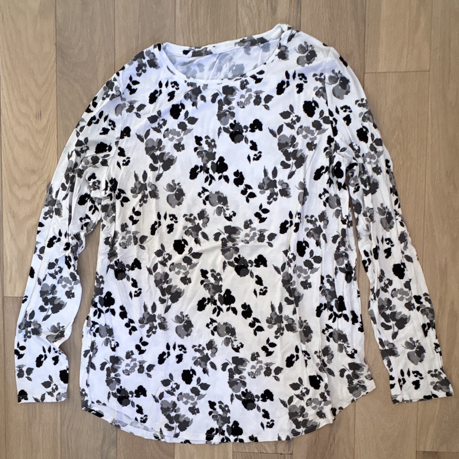 Apt 9 Women’s M White/Black Floral Knit Crew Neck Long Sleeve T-Shirt