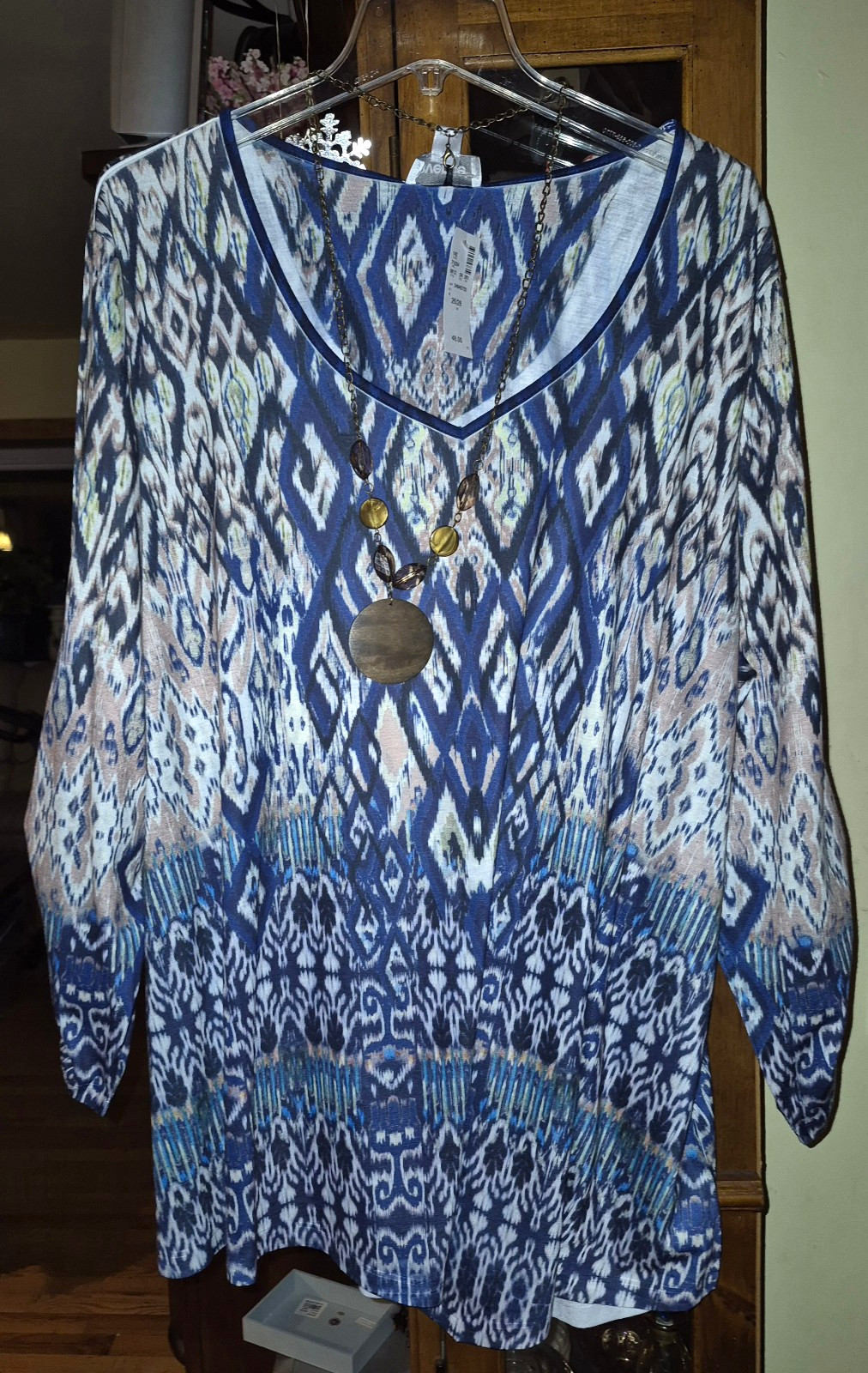 Brand New Avenue Blouse 26/28 with pretty Nice Necklace 100% Polyester Orig $48