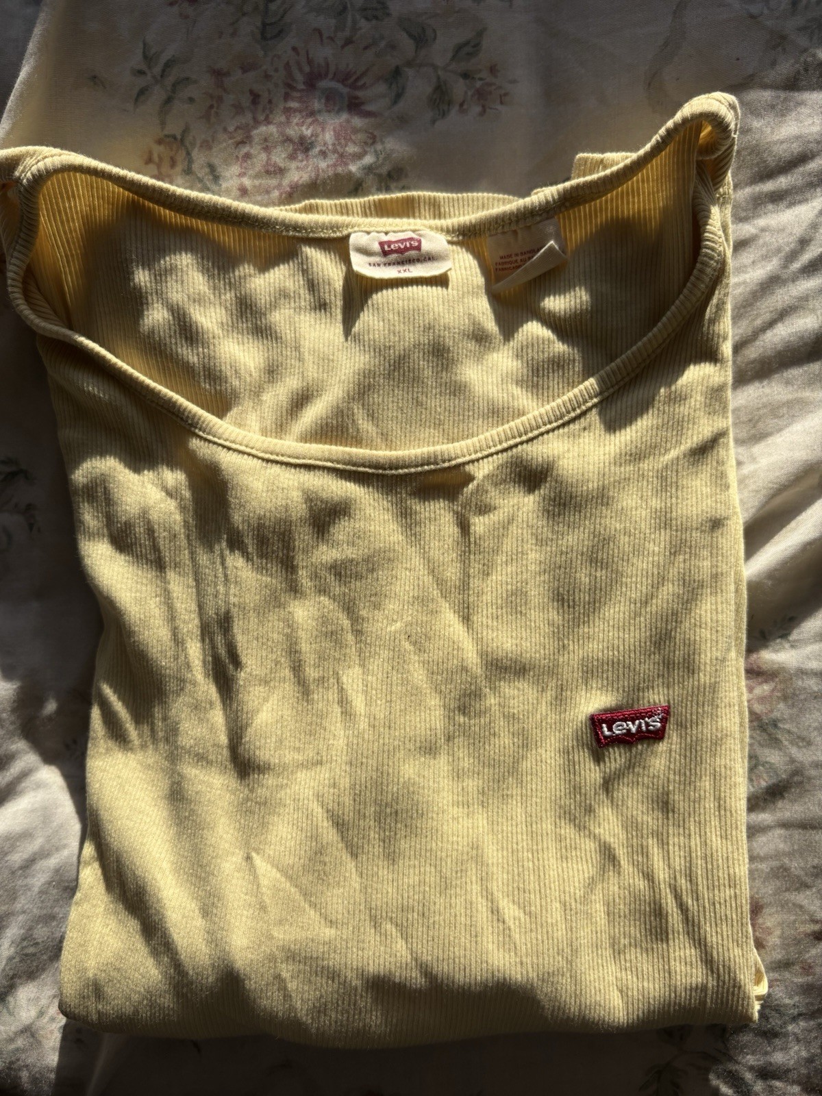 Levi’s Women’s Yellow Solid Knit Logo Scoop Neck Short Sleeve T-Shirt XL