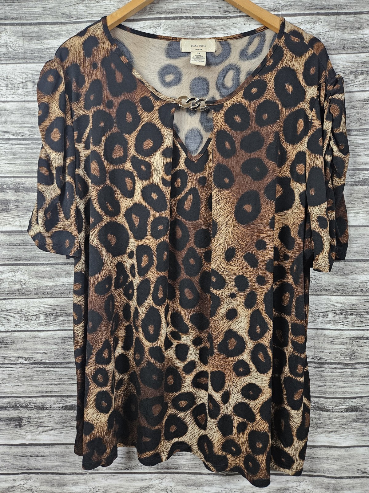 Diana Belle Women’s Size 3X Leopard Animal Print Ruched Sleeves Peephole Top
