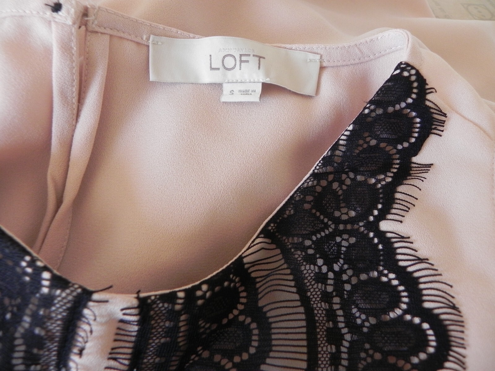 Loft Sleeveless Blouse Round Neck Peach/Black Lace Trim Relxed Fit Size S