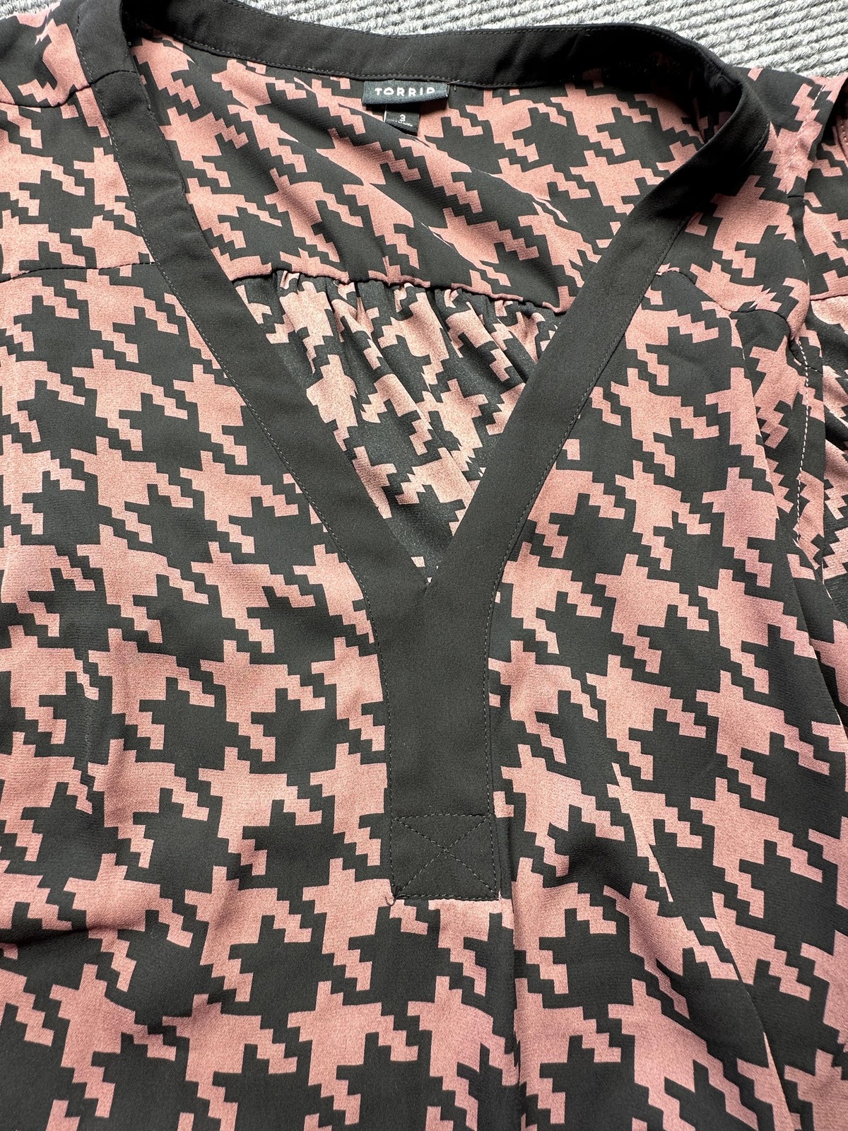 Torrid Sleeveless Blouse Womens 3 Pink Black Houndstooth V Neck Top Polyester