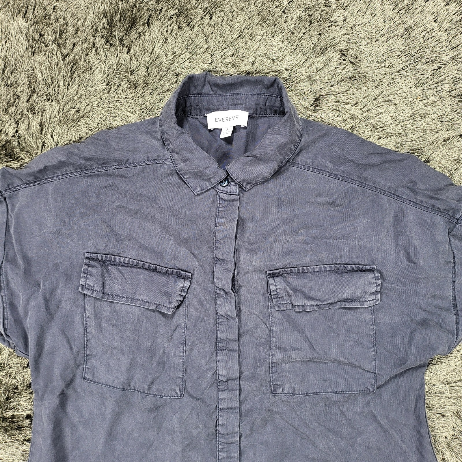 Evereve Shirt Womens Small Blue 100% Lyocell Short Sleeve Pockets Button Up Logo