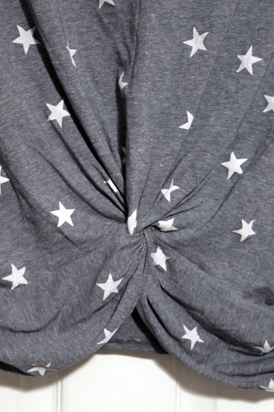 Lucky Brand Women’s L Gray / White Stars T Shirt Top Knot Front NWT