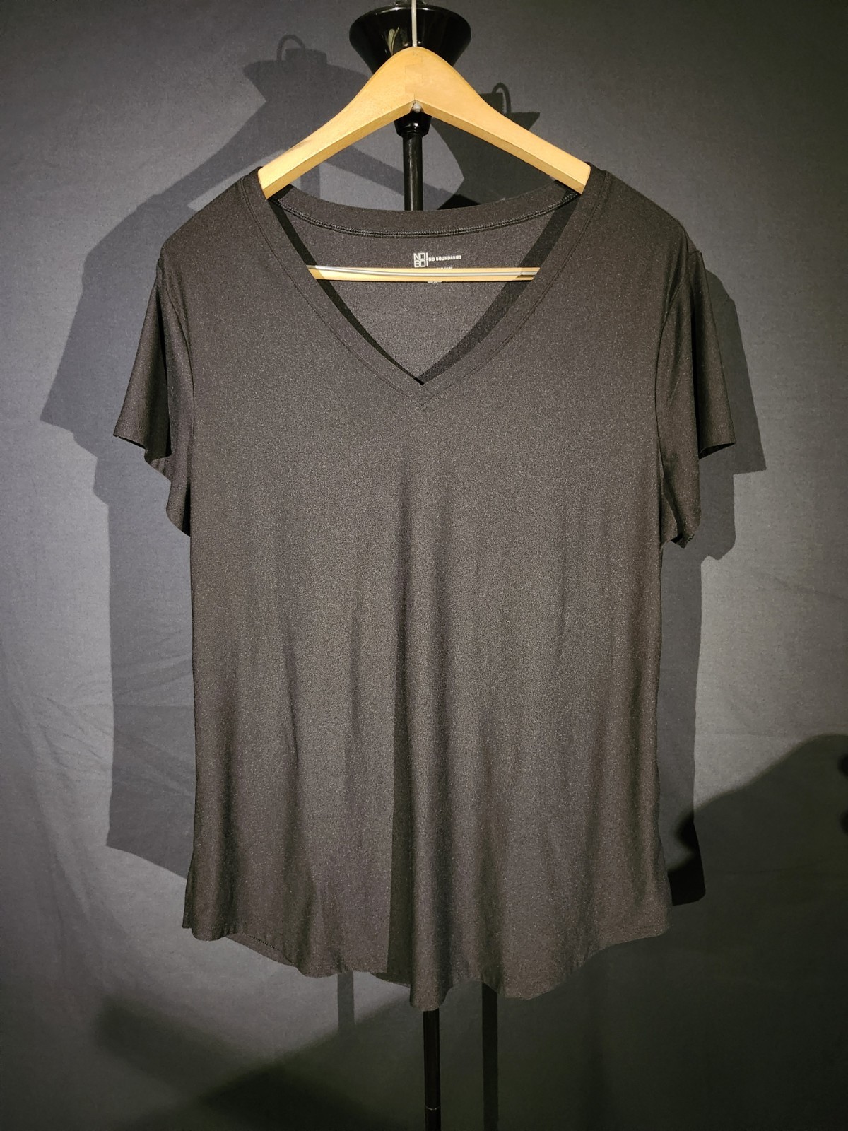 No Boundaries Women’s Black Activewear/Sleepwear V-Neck T-Shirt XXL/2XG 19 0133