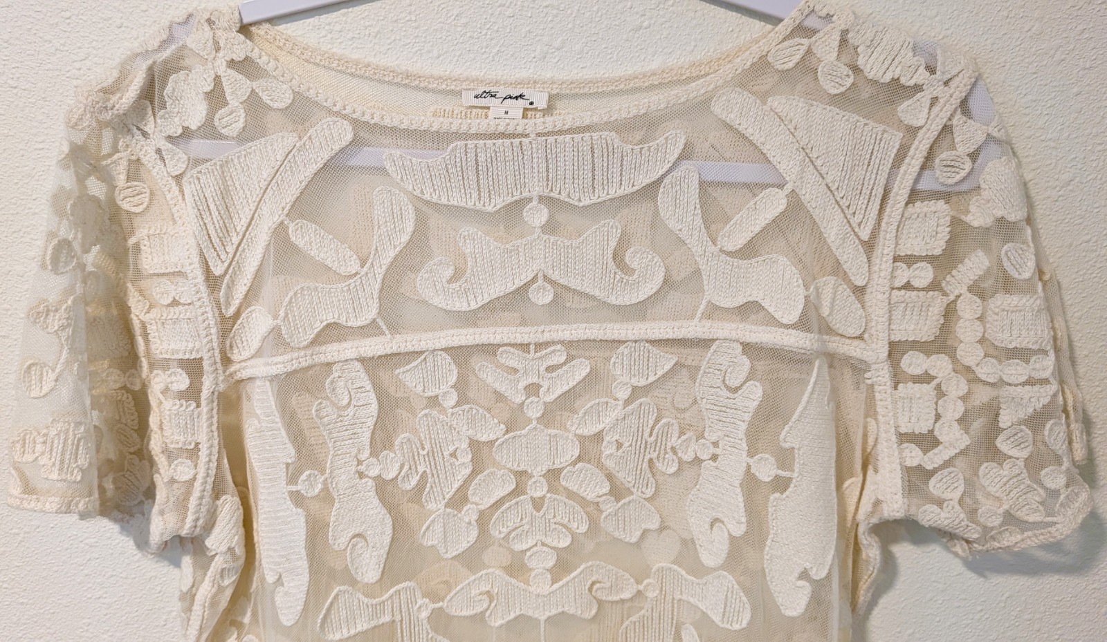 NWOT Med Ultra Pink Boho Chic Ivory Cream Abstract Lace Crochet Short Sleeve Top