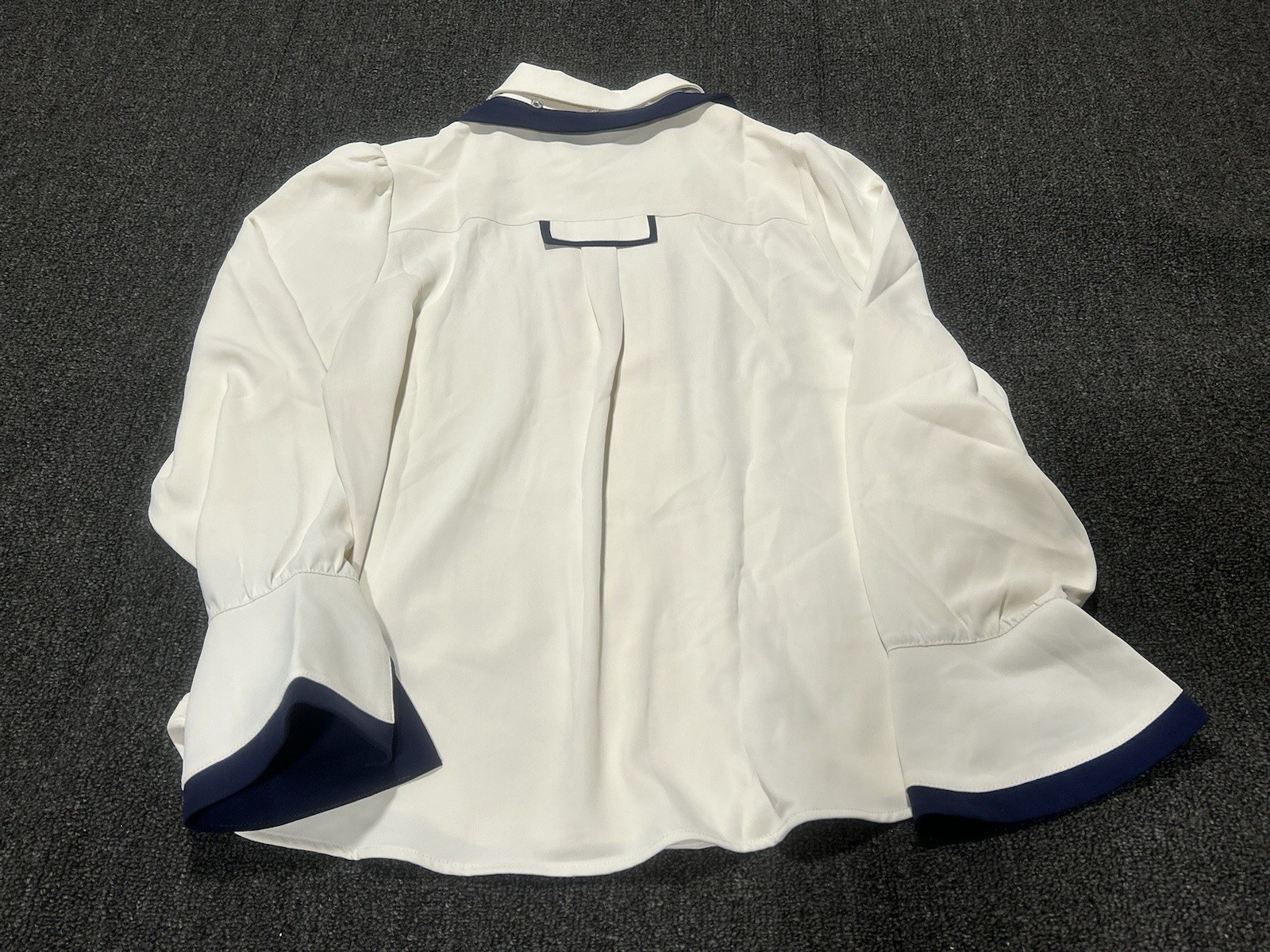 Simple Retro Button Collared Long Sleeve Puff Top Blouse Womens Medium NWT