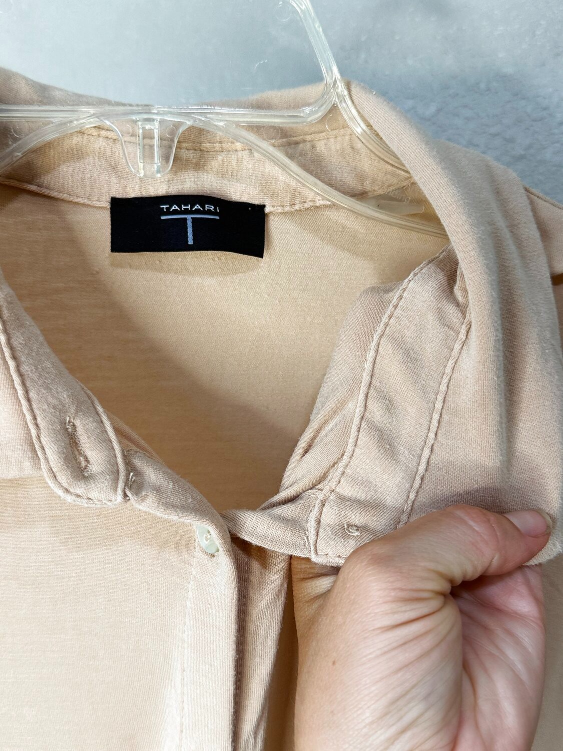T Tahari Blouse Womens M Beige Short Sleeve Collared Button Up Silky Knit Career